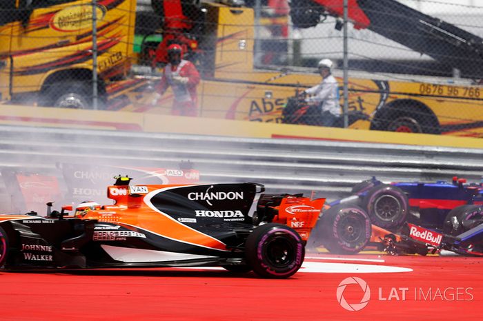 Stoffel Vandoorne, McLaren MCL32 y Daniil Kvyat, Scuderia Toro Rosso STR12, collides, Fernando Alonso, McLaren MCL32