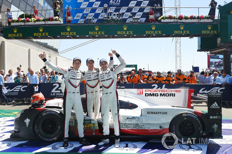 I vincitori della gara Timo Bernhard, Earl Bamber, Brendon Hartley, Porsche Team
