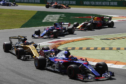 Daniil Kvyat, Scuderia Scuderia Toro Rosso STR12, Nico Hulkenberg, Renault Sport F1 Team Team RS17