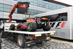 The car of Daniel Ricciardo, Red Bull Racing RB13 is recovered after stopping on track in Q1