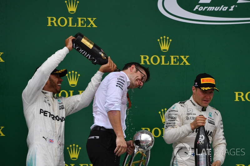 Peter Bonnington, Mercedes AMG F1 Race Engineer, Lewis Hamilton, Mercedes AMG F1 and Valtteri Bottas, Mercedes AMG F1 celebrate on the podium, the champagne