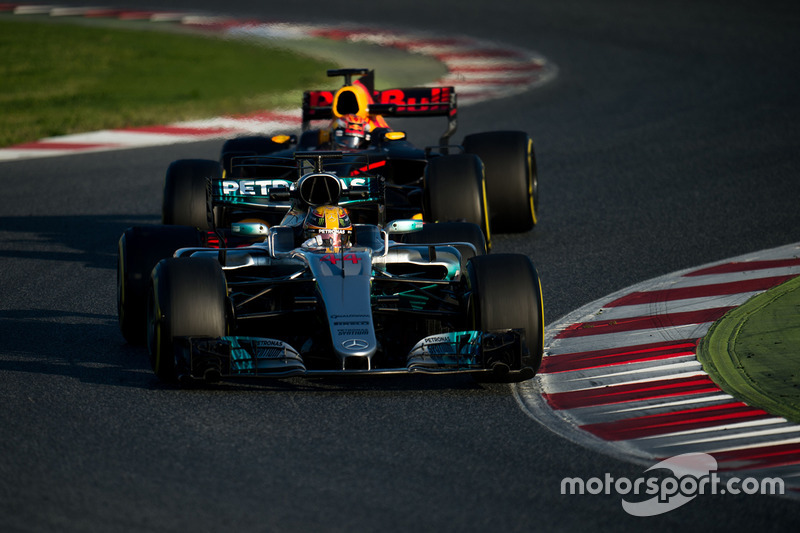Льюіс Хемілтон, Mercedes AMG F1 W08 попереду Макса Ферстаппена, Red Bull Racing RB13