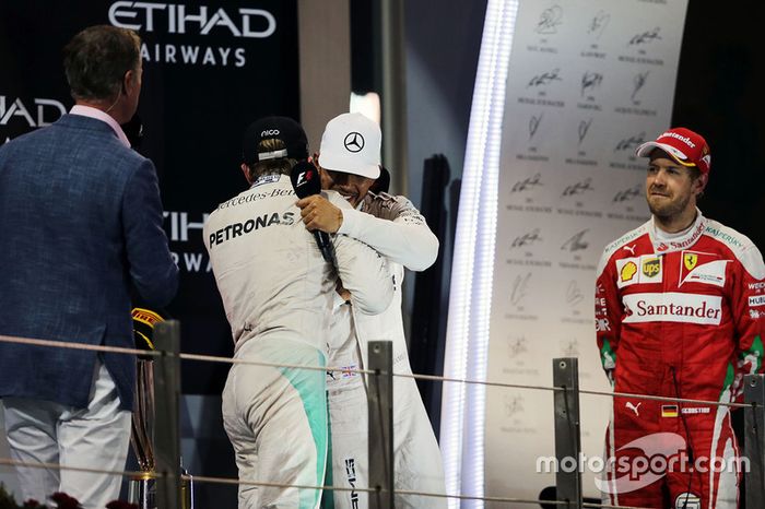 Apesar de toda a tensão durante o ano, Hamilton e Rosberg se abraçaram e reconheceram os feitos de cada um.