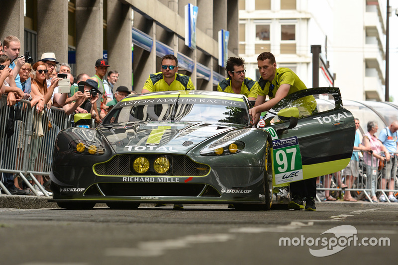 №97 Aston Martin Racing Aston Martin Vantage: Даррен Тёрнер, Джонатан Адам, Даниэль Серра