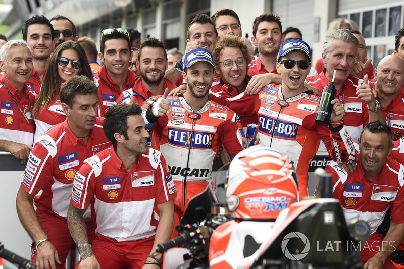 Andrea Dovizioso, Ducati Team, Jorge Lorenzo, Ducati Team with the team