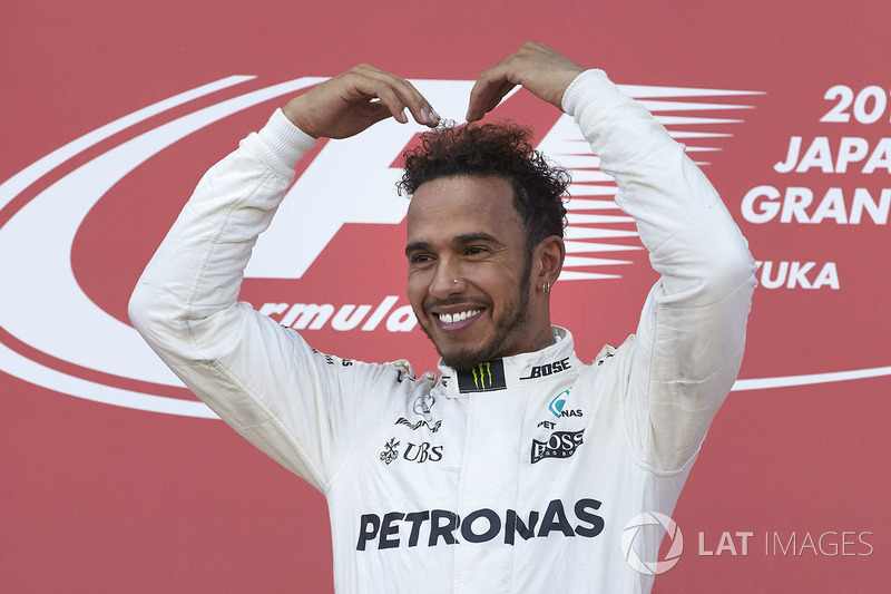 Il vincitore della gara Lewis Hamilton, Mercedes AMG F1 fa il Mobot sul podio