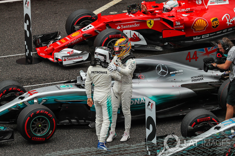 Valtteri Bottas, Mercedes AMG F1 celebrates with Lewis Hamilton, Mercedes AMG F1 in parc ferme