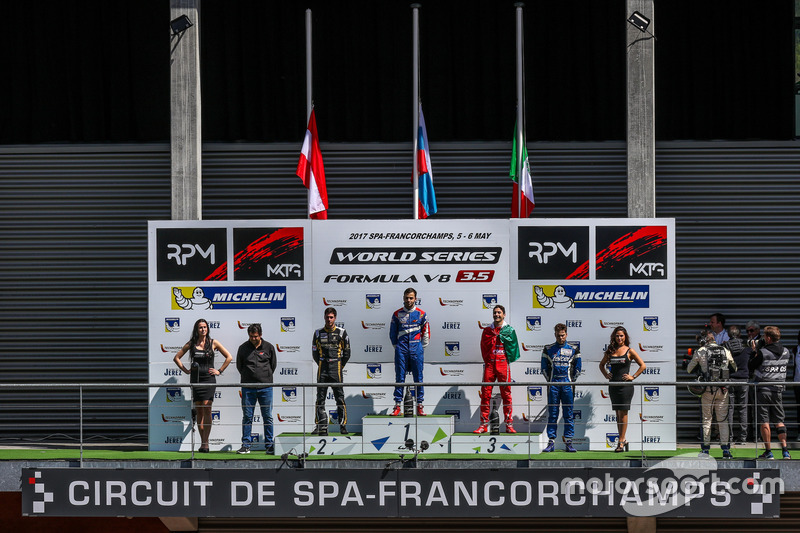 Podio: ganador de la carrera Matevos Isaakyan, AVF, segundo lugar René Binder, Lotus, tercer lugar A