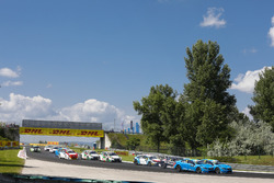 Départ : Nestor Girolami, Polestar Cyan Racing, Volvo S60 Polestar TC1 and Nicky Catsburg, Polestar Cyan Racing, Volvo S60 Polestar TC1