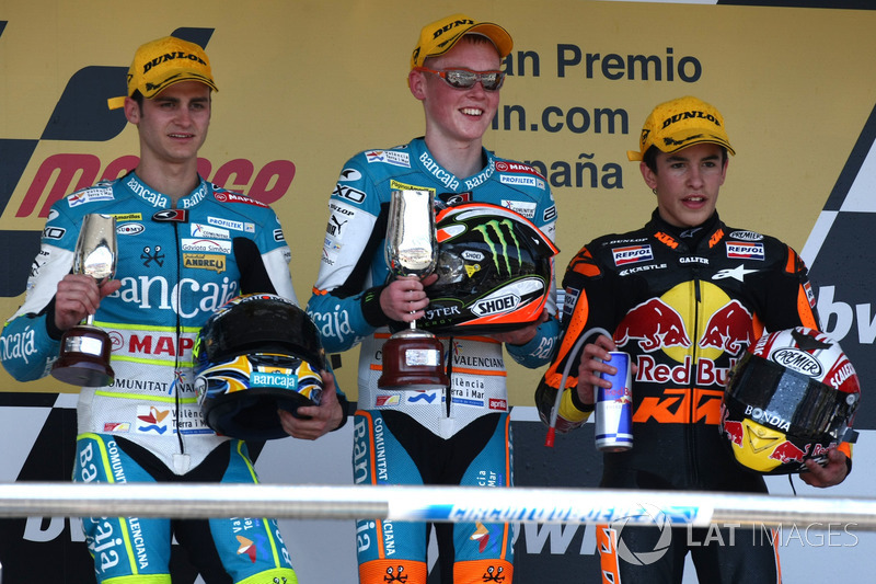 Podio: segundo lugar Sergio Gadea, ganador de la carrera Bradley Smith y tercer lugar Marc Márquez