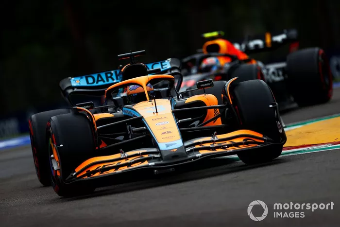 Daniel Ricciardo, McLaren MCL36, Sergio Pérez, Red Bull Racing RB18