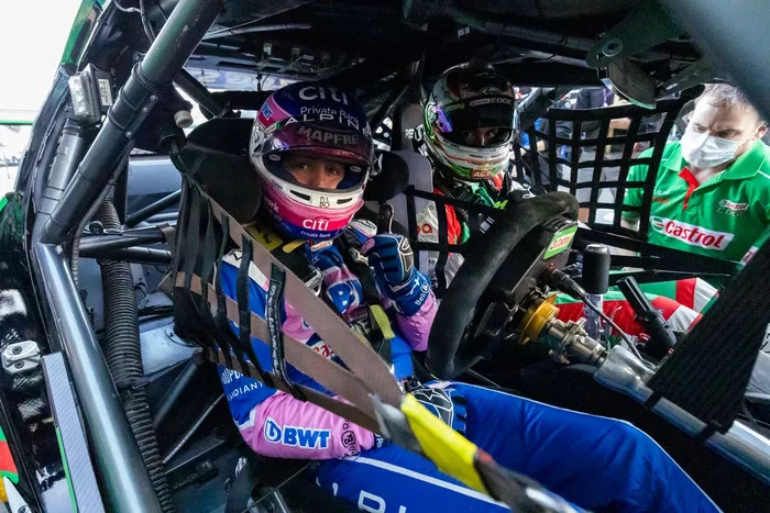 Fernando Alonso, Alpine pilota el Supercar de Thomas Randle 