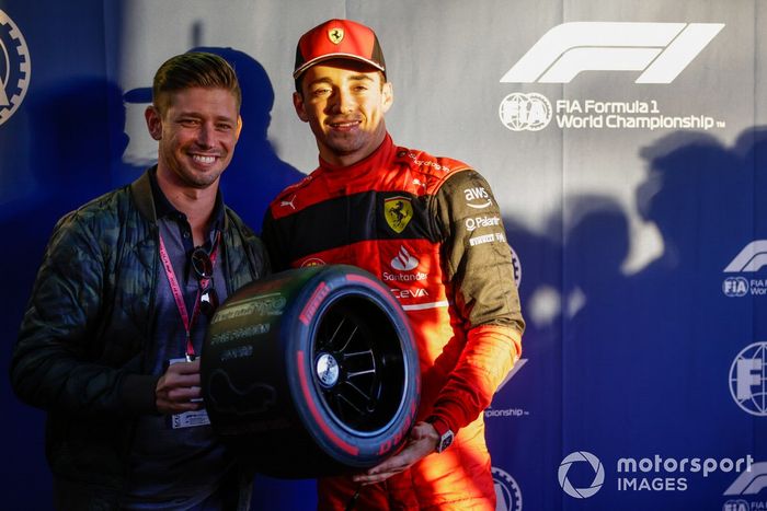 Casey Stoner entrega a Charles Leclerc, de Ferrari, el Trofeo Pirelli Pole Position