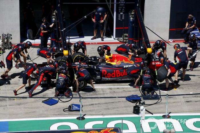 Parada en boxes de Red Bull con el coche de Max Verstappen, Red Bull Racing RB16