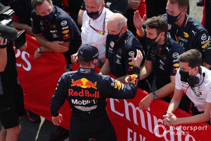 El ganador de la carrera Max Verstappen, Red Bull Racing RB16, celebra con Christian Horner, director del equipo, Red Bull Racing, Helmut Marko, consultor, Red Bull Racing, Adrian Newey, director técnico de Red Bull Racing, y su equipo en Parc Ferme