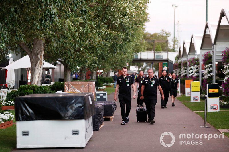 El personal de AlphaTauri Honda en el paddock entre cajas de embalaje
