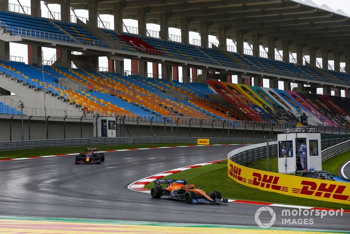 Carlos Sainz Jr., McLaren MCL35, Max Verstappen, Red Bull Racing RB16