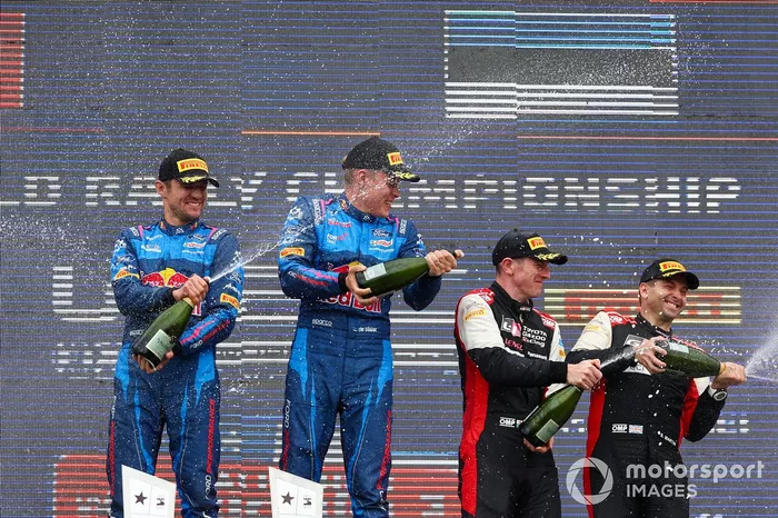 Podio: Ganadores Ott Tänak, Martin Järveoja, M-Sport Ford World Rally Team Ford Puma Rally1, terceros Elfyn Evans, Scott Martin, Toyota Gazoo Racing WRT Toyota GR Yaris Rally1