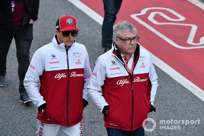 Kimi Raikkonen, Alfa Romeo con un membro del Team Alfa Romeo