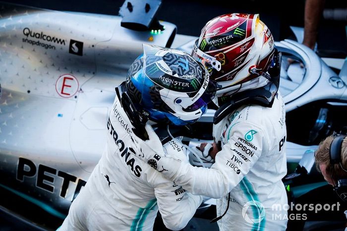 Ganador Valtteri Bottas, Mercedes AMG F1 y Lewis Hamilton, Mercedes AMG F1 celebran en Parc Ferme 