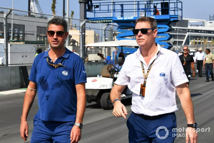 Michael Masi, director de carrera de la F1, recorre el circuito de Yeda con un compañero de la FIA