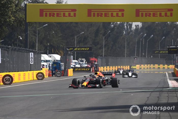 Max Verstappen, Red Bull Racing RB16B, George Russell, Williams FW43B