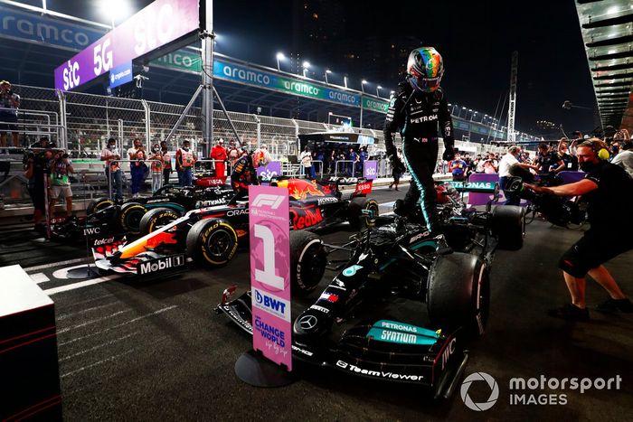 Lewis Hamilton, Mercedes, 1ª posición, celebra en el Parc Ferme