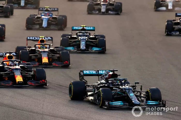 Lewis Hamilton, Mercedes W12, Max Verstappen, Red Bull Racing RB16B, Sergio Pérez, Red Bull Racing RB16B, Valtteri Bottas, Mercedes W12, el resto del grupo en la salida