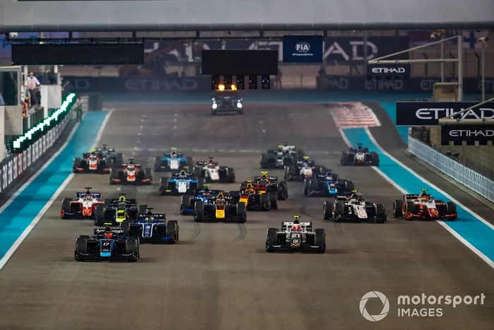 Marcus Armstrong, Dams, Ralph Boschung, Campos Racing, Guanyu Zhou, Uni-Virtuosi Racing, Theo Pourchaire, ART Grand Prix, en la salida