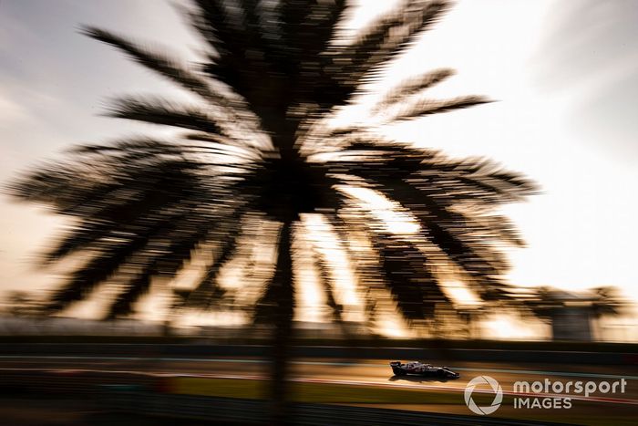 Guanyu Zhou, Alfa Romeo Racing C39 adaptado (muleto) con los Pirelli de 18 pulgadas 