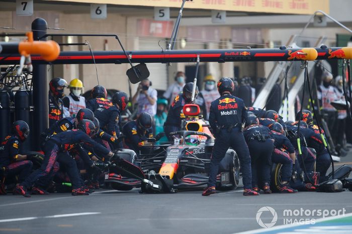 Sergio Pérez, Red Bull Racing RB16B, en pits