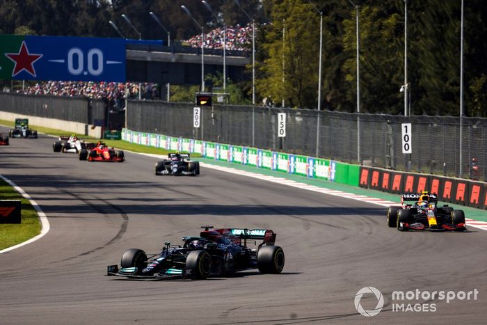 Lewis Hamilton, Mercedes W12, Sergio Pérez, Red Bull Racing RB16B, y Pierre Gasly, AlphaTauri AT02