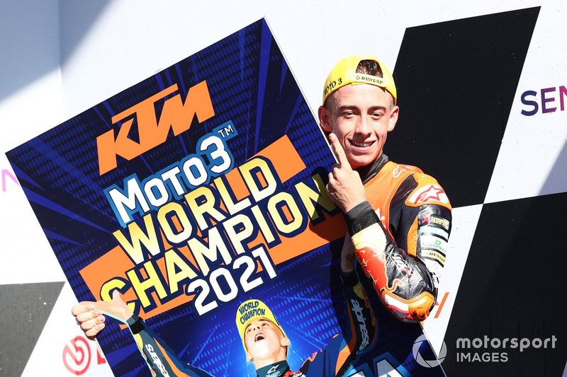El ganador de la carrera y campeón del mundo Pedro Acosta, Red Bull KTM Ajo