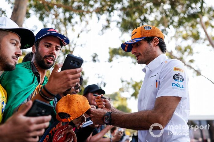 Carlos Sainz Jr., McLaren firma autógrafos para los aficionados