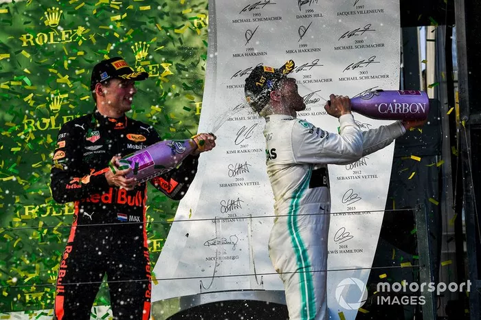 Max Verstappen, Red Bull Racing, terzo, spruzza champagne a Valtteri Bottas, Mercedes AMG F1, vincitore