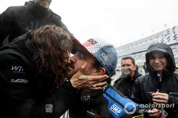 Fernando Alonso es felicitado tras su victoria en Daytona