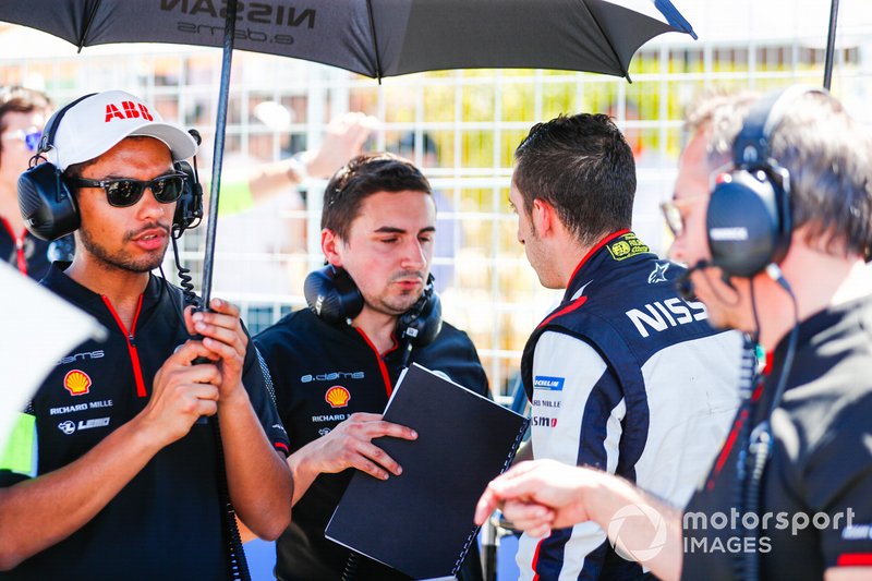 Sébastien Buemi, Nissan e.Dams, parla con un membro del team, in griglia di partenza