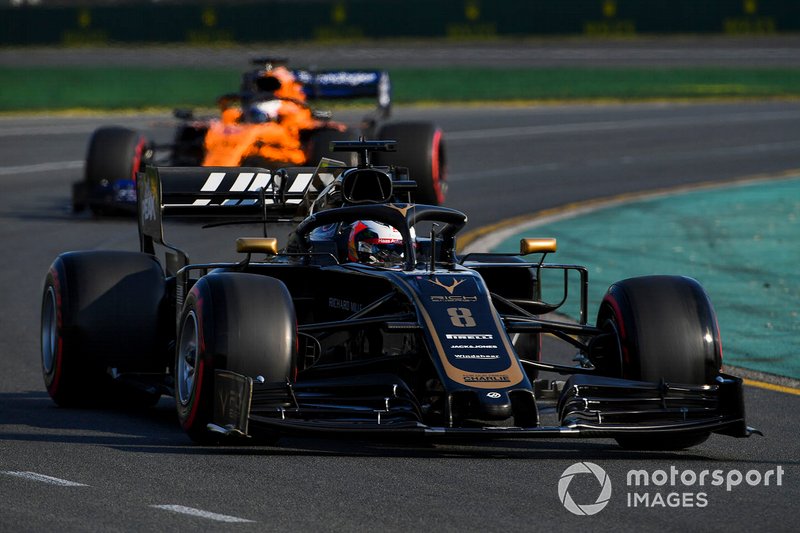 Romain Grosjean, Haas F1 Team VF-19 y Carlos Sainz Jr., McLaren MCL34
