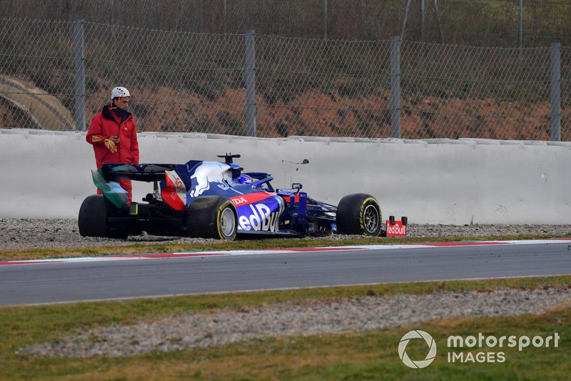 Alex Albon, Scuderia Toro Rosso STR14 stops on track