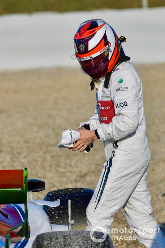 Kimi Raikkonen, Alfa Romeo Racing C38, spins into the gravel on the opening morning of testing