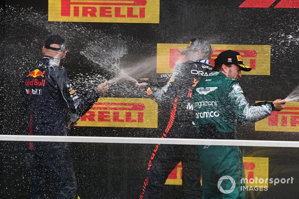 Podio: segundo lugar Fernando Alonso, Aston Martin F1 Team, Adrian Newey, Director de Tecnología Red Bull Racing, ganador Max Verstappen, Red Bull Racing, tercer lugar Lewis Hamilton, Mercedes-AMG