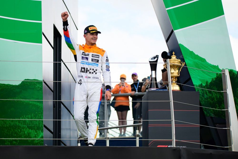 Lando Norris sur le podium du GP de Grande-Bretagne 2023.