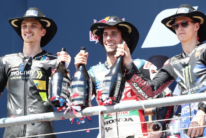 Podio: segundo lugar Luca Marini, Ducati, ganador Alex Rins, Team LCR Honda, tercero Fabio Quartararo, Yamaha