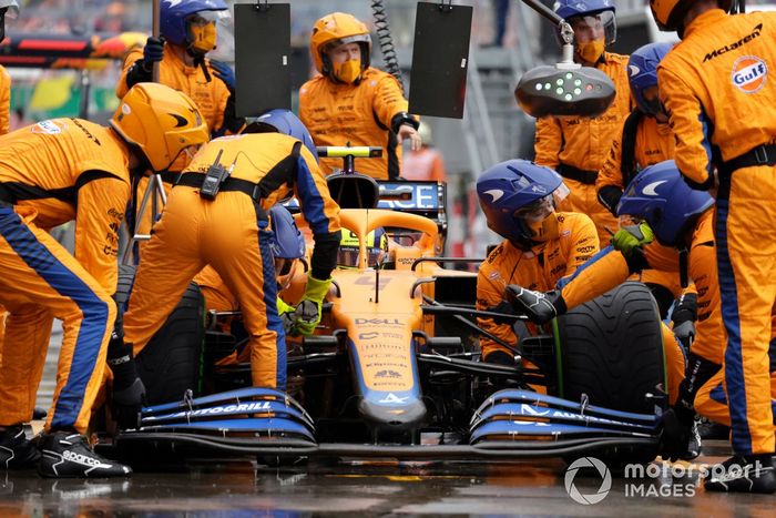 Lando Norris, McLaren MCL35M, cambia su alerón delantero en boxes