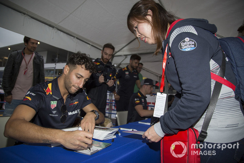 Daniel Ricciardo, Red Bull Racing signs autographs for the fans