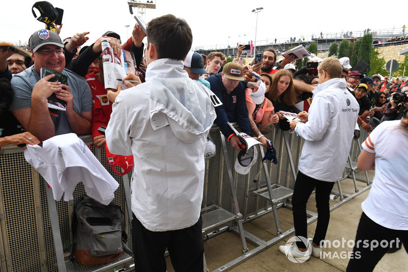 Charles Leclerc, Sauber e Marcus Ericsson, Sauber, firmano autografi ai tifosi