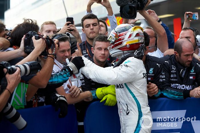 El ganador de la carrera Lewis Hamilton, Mercedes AMG F1 celebra en parc ferme