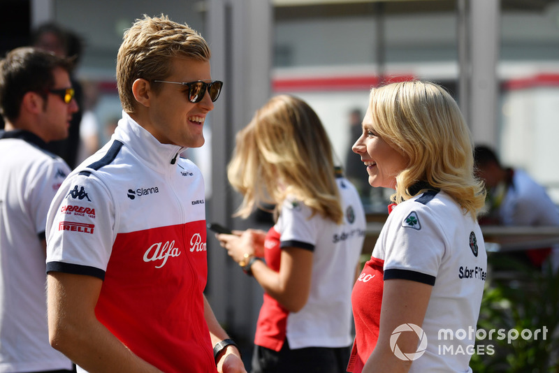 Marcus Ericsson, Sauber and Ruth Buscombe, Sauber Race Strategist walk the track