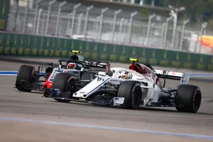 Charles Leclerc, Sauber C37, voor Kevin Magnussen, Haas F1 Team VF-18