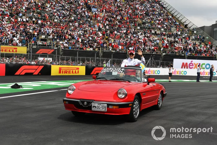 Marcus Ericsson, Sauber en el desfile de pilotos y Fernando Alonso, McLaren 